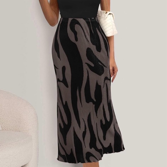 Dresses & Skirts - Stylish Women's Skirt in Black and Gray Size Large